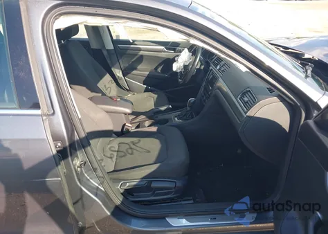 2016 Volkswagen Passat 1.8T R-Line из США, поврежденный, VIN 1VWAT7A3XGC033168